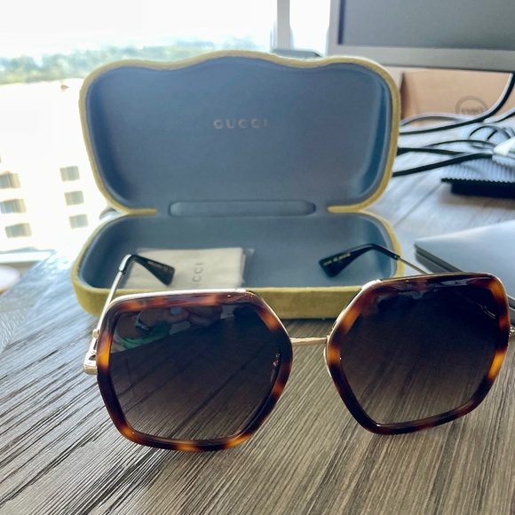 Gucci Tortoiseshell and Gold Sunglasses - Picture 2 of 7